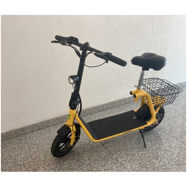 Elektrická koloběžka X-Scooters XS01-žlutá-zepředu-2