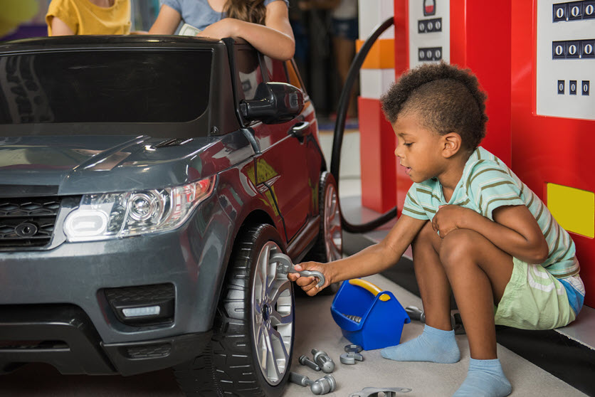 Rozvíjení představivosti s elektrickým autíčkem